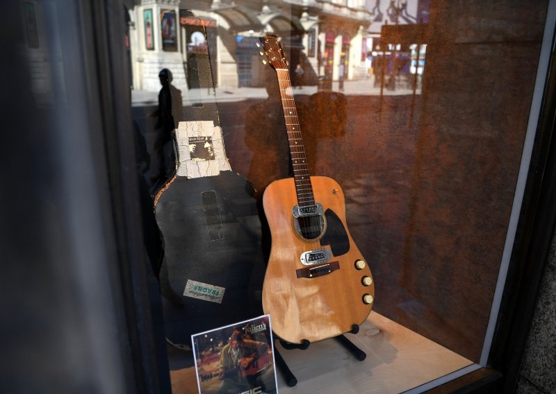 Gitara Kurta Cobaina prodana za rekordnih 6 milijuna dolara