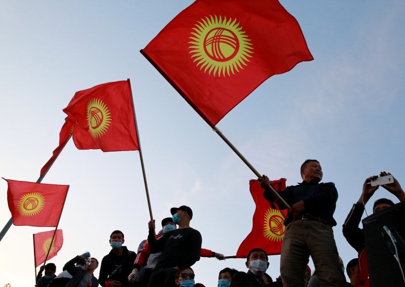 Predsjednik Kirgistana Ženbekov podnio ostavku