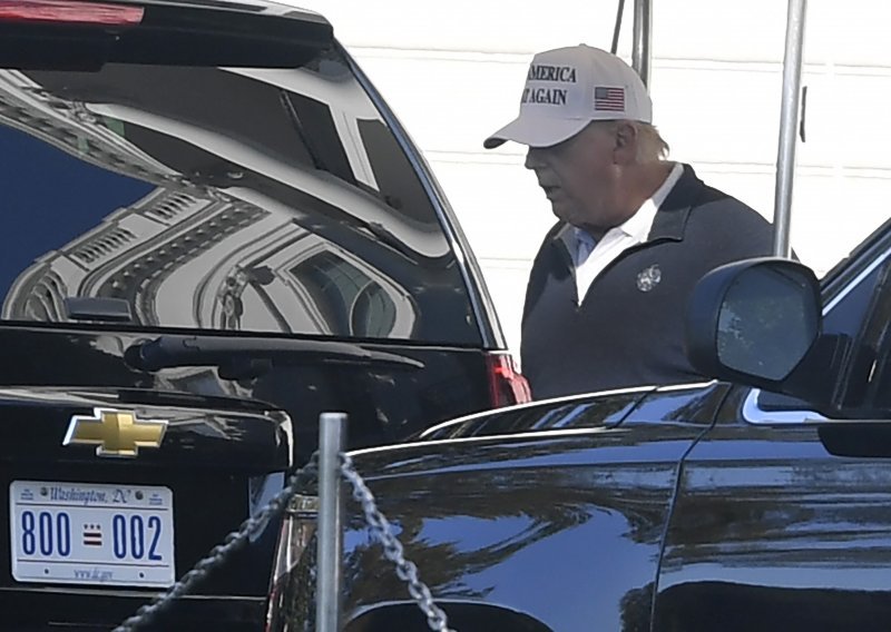 Trump u nedjelju ponovno na golfu; na putu do terena 'neprijateljski' slogani