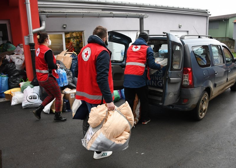 Vlada, Crveni križ i Solidarna skupljaju donacije za pomoć stradalom području: U manje od 48 sati prikupljeno oko 50 milijuna kuna