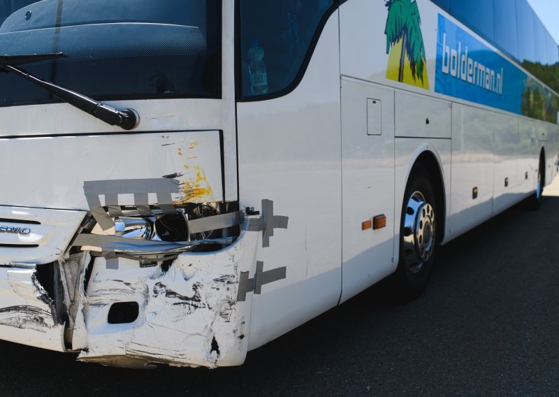 U naletu teretnjaka na učenički autobus lakše ozlijeđen 16-godišnjak