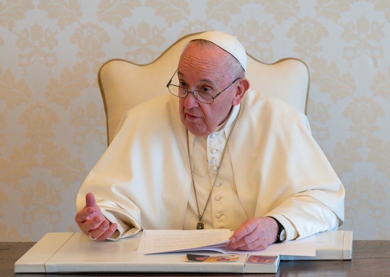 Papa za Dan planeta Zemlje upozorio da je čovječanstvo na putu samouništenja
