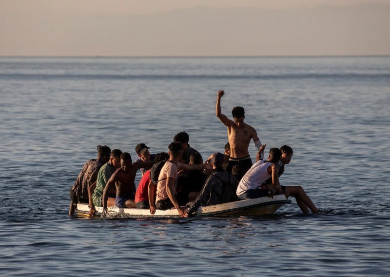 Najmanje 43 migranta utopila se u brodolomu kod Tunisa