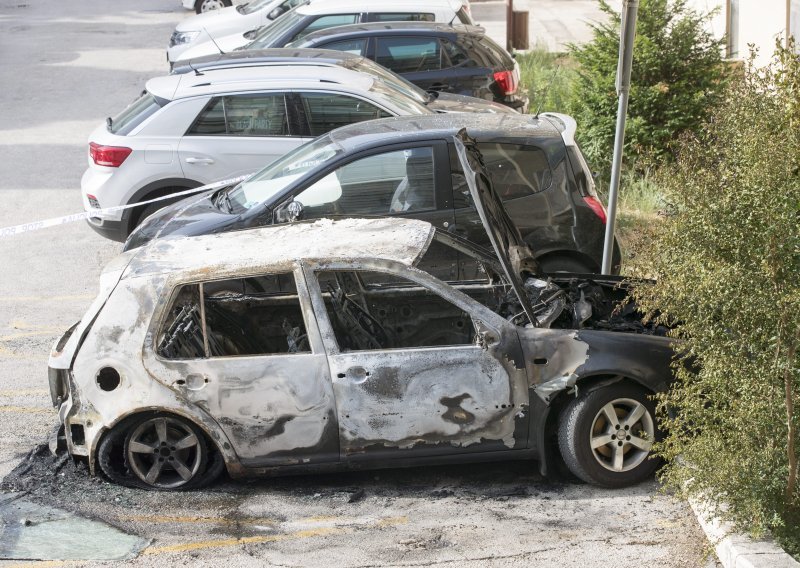[FOTO/VIDEO] Usred noći eksplodirao automobil u Splitu