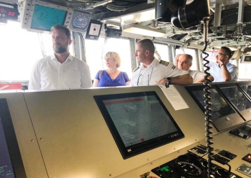 Banožić posjetio brod američke ratne mornarice u Splitu: Obrambena suradnja Hrvatske i SAD-a traje dugo, zahvalni smo na potpori