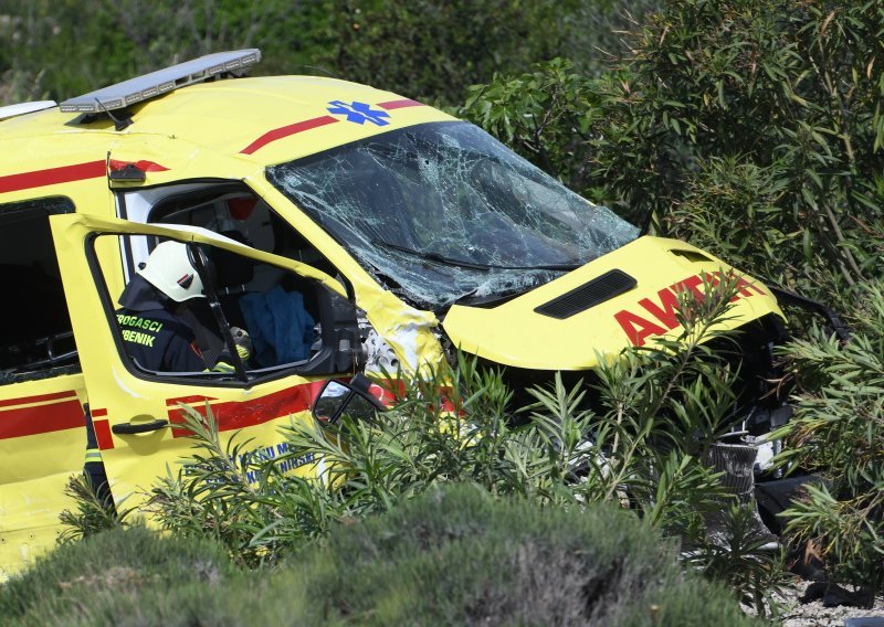 Stravična nesreća kod Virovitice: U sudaru vozila hitne pomoći i automobila poginule pacijentica i medicinska sestra, vozač se bori za život