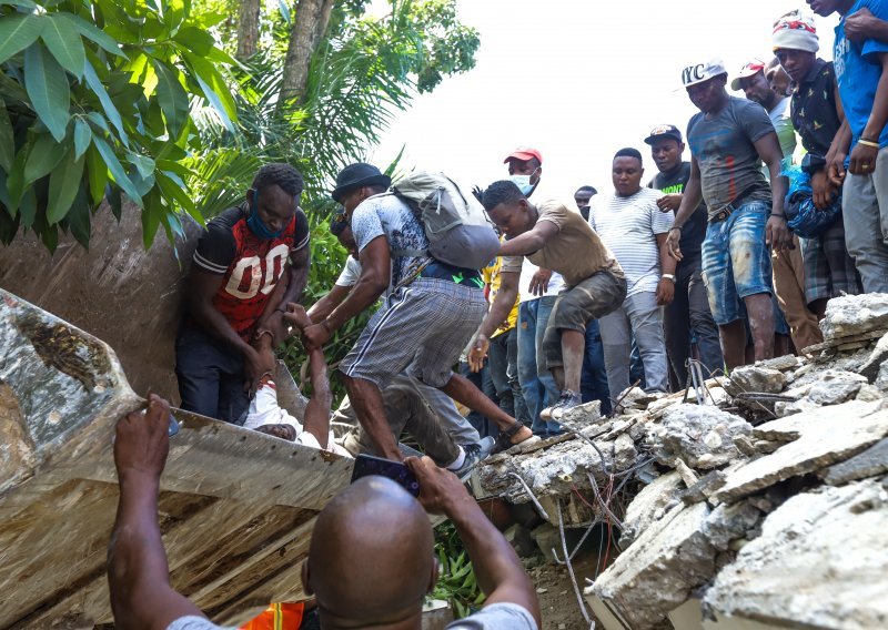 Posljedice stravičnog potresa: Haićani izvlače bližnje ispod ruševina, smilovale su se čak i bande koje kontroliraju ceste