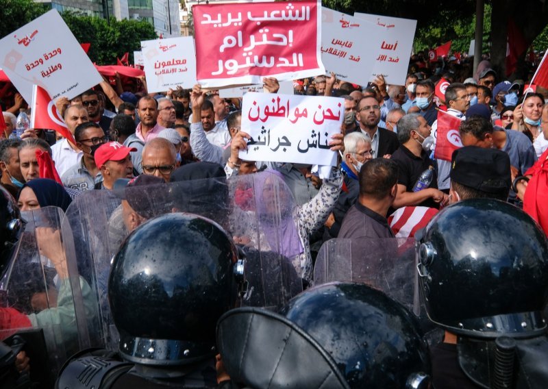 Najmanje 6.000 ljudi prosvjeduje protiv "državnog udara" tuniskog predsjednika
