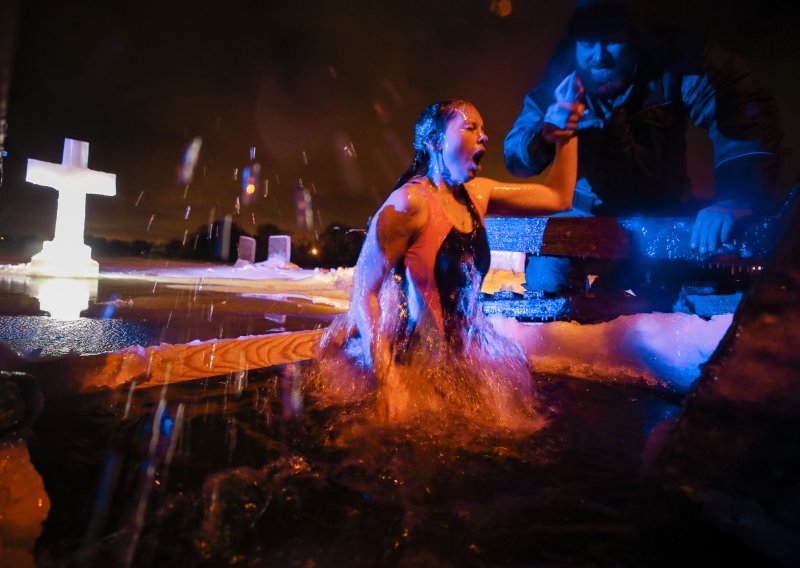 Pravoslavni svijet slavi Bogojavljenje: Pogledajte kako se vjernici kupaju u ledenoj vodi u Rusiji, Istočnom Sarajevu...