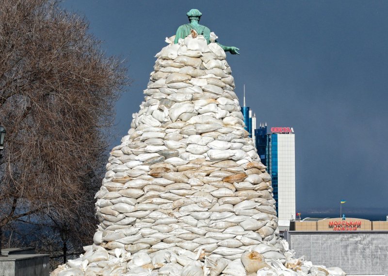 [FOTOPRIČA] Evo kako Ukrajinci štite svoje povijesne skulpture i građevine pod navalom ruskih bombi
