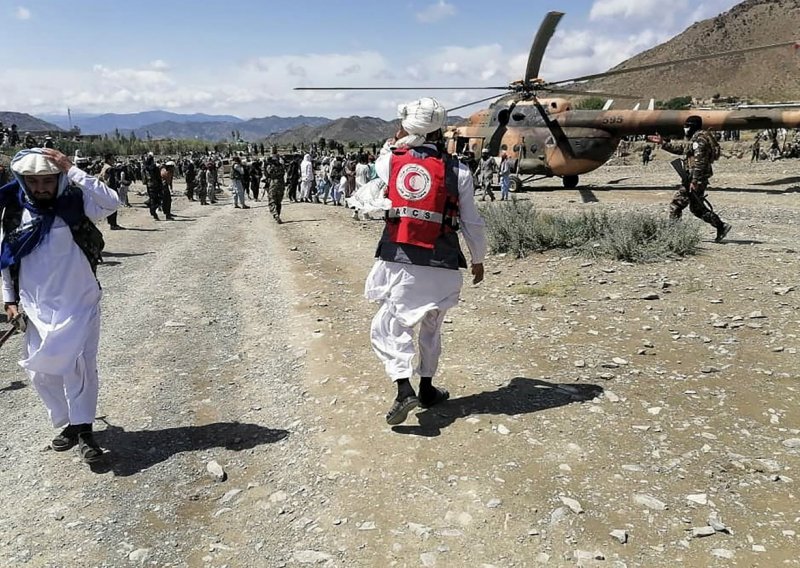 U potresu tisuću mrtvih samo u jednoj pokrani, očekuje se da će broj žrtava i dalje rasti. Vođa talibana izrazio sućut