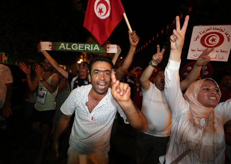[FOTO] Narod na ulicama Tunisa nakon referenduma, oporba tvrdi da će predsjednik 'uništiti demokraciju'