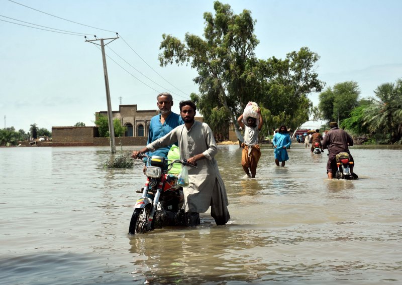 [FOTO] Katastrofa u Pakistanu: Trećina države je pod vodom, milijun ljudi je izgubilo dom, a 1100 ih je poginulo