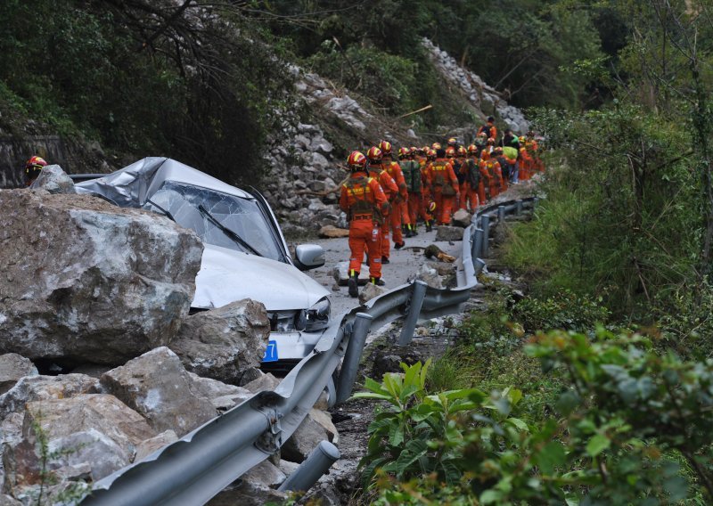 [FOTO] U Sečuanu tlo ne prestaje tresti: Kina raščišćava ceste do epicentra potresa, broj mrtvih popeo se na 74