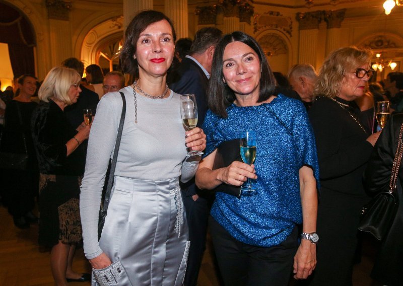 Među poznatim licima na premijeri poznate Verdijeve opere našla se i Daniela Trbović sa sestrom Natašom