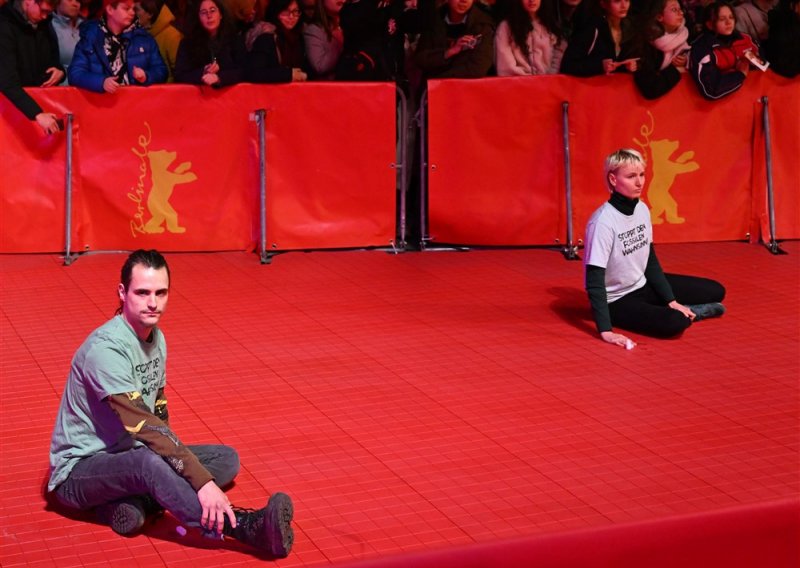 [FOTO] Novi incident: Klimatski aktivisti se zalijepili za crveni tepih na Berlinaleu