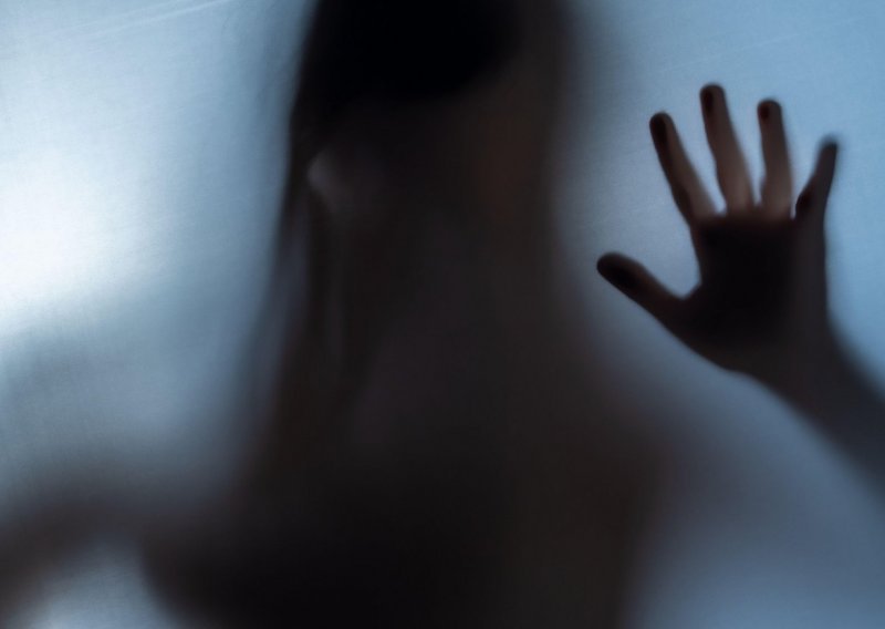 Majka čija je kći počinila samoubojstvo traži da EU kriminalizira online nasilje