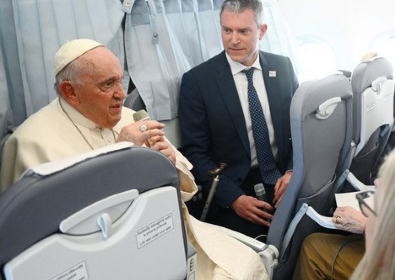 Papa otkrio da je imao upalu pluća: 'Osjetio sam oštru bol, ali nisam izgubio svijest'