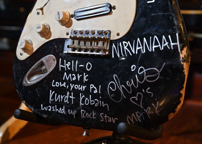 Razbijena gitara Kurta Cobaina prodana za deset puta višu cijenu od očekivane