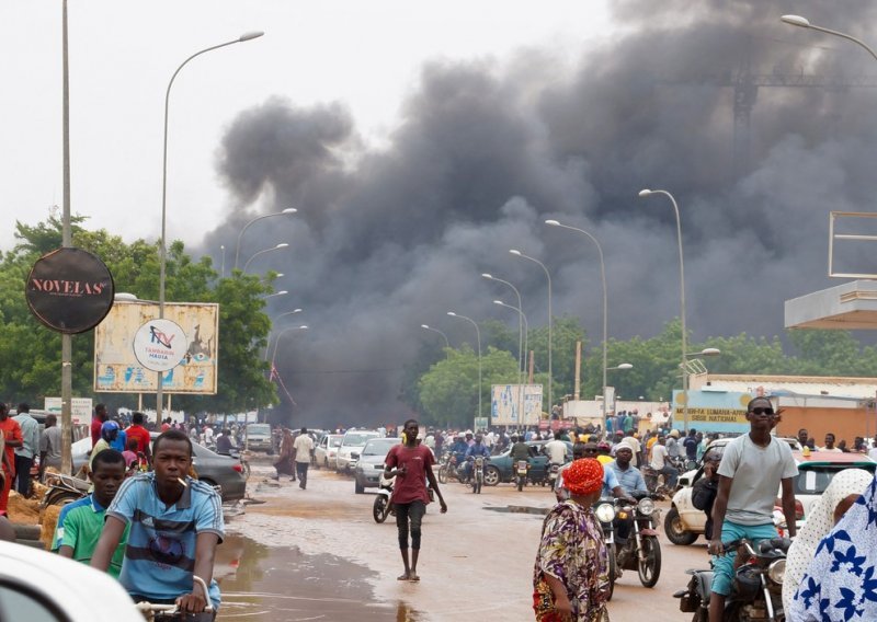 Zapadnoafrički čelnici sastaju se zbog Nigera, pučisti šalju upozorenje