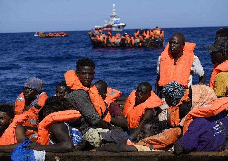 Poginula četiri migranta, 51 nestao u brodolomu kod istočne obale Tunisa