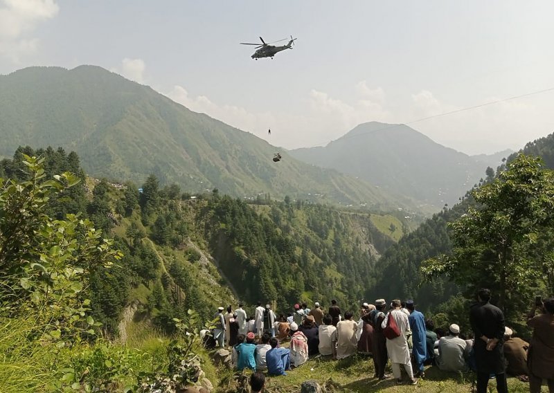 Pakistanska vojska spasila dvoje djece iz žičare, još šest ostalo u gondoli