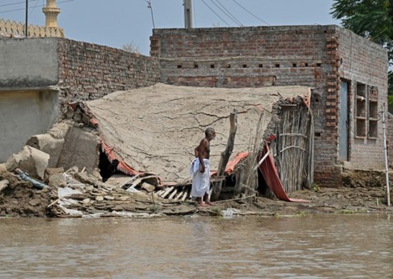 Oko 100.000 ljudi evakuirano nakon poplava u istočnom Pakistanu