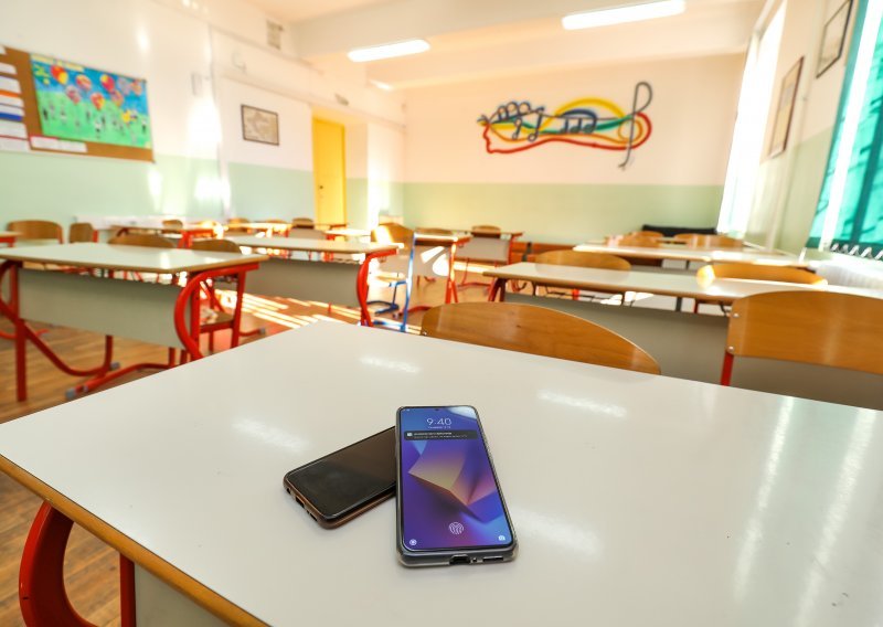 Stigla zabrana: Bez mobitela u splitskim osnovnim školama