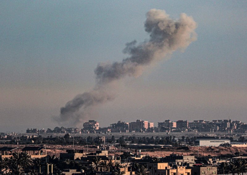 Deseci ubijeni u noćnim napadima dok Hamas razmatra prijedlog o primirju