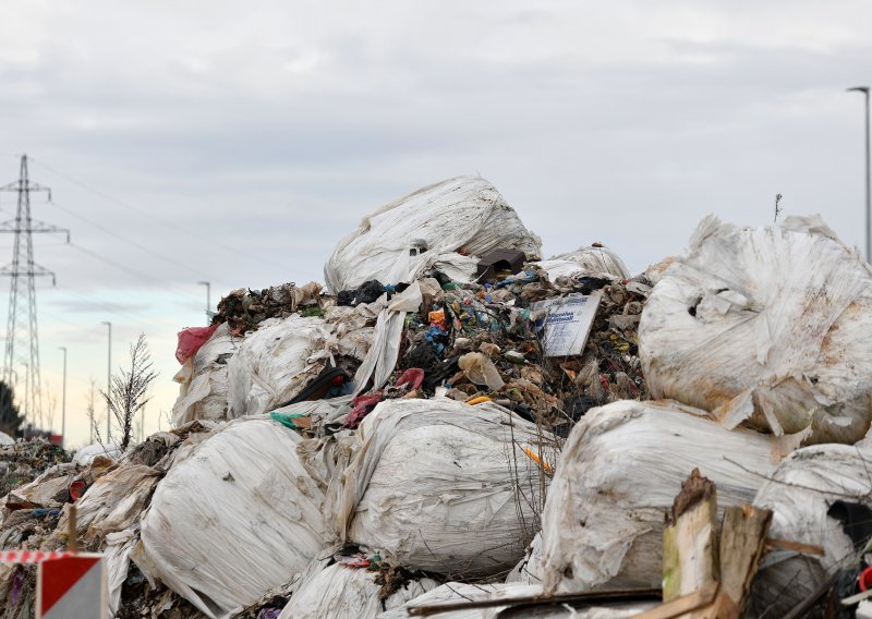 Ekološka travestija: Nakon 18 godina odvezena prva bala smeća iz Brezja