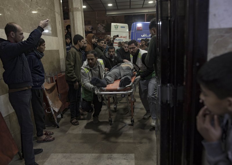Bolnica Naser pod opsadom, Izrael nastavlja bombardirati Gazu