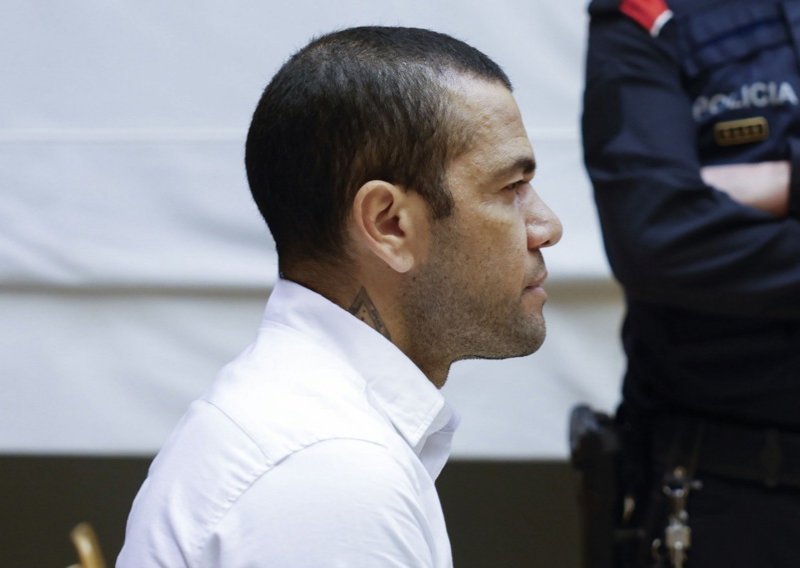 Dani Alves proglašen krivim za silovanje; dobio je četiri i pol godine zatvora!