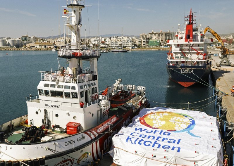 Prvi brod natovaren hranom plovi prema Gazi