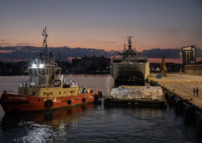 Vremenski uvjeti usporavaju istovar hrane s broda koji je stigao u Gazu s Cipra