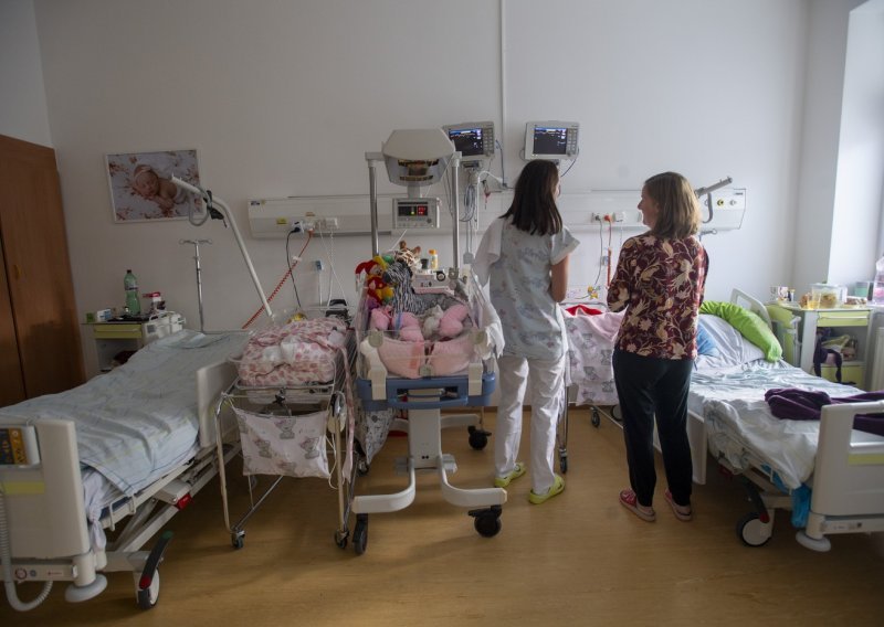 Kako se rađa u Srbiji: Privezali su me za krevet i laktovima pritiskali trbuh