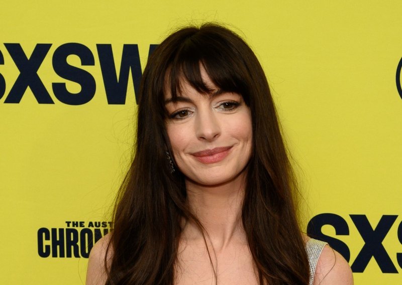 Savladale je emocije: Anne Hathaway u suzama nakon premijere nove romantične komedije
