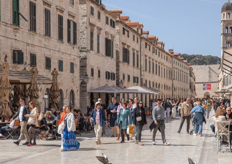 Stradun pun turista: Sve je više posjetitelja u našem divnom Dubrovniku