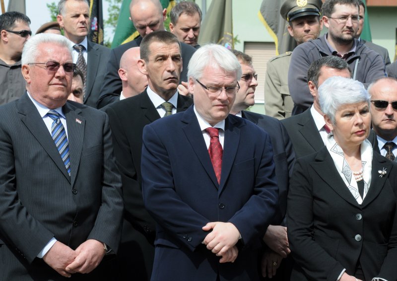 Josipović na Ovčari položio vijenac i zapalio svijeće