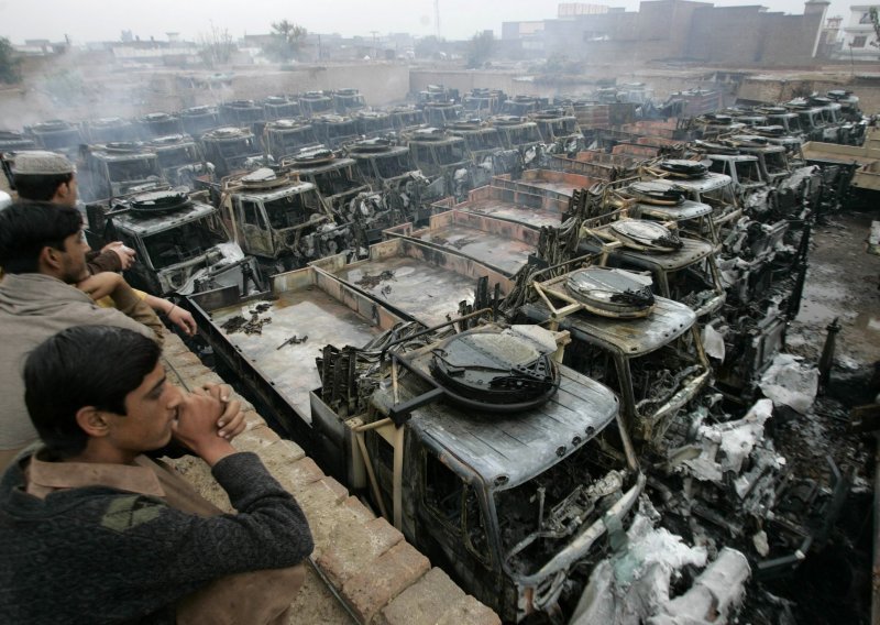 Talibani spalili stotinjak NATO-vih automobila