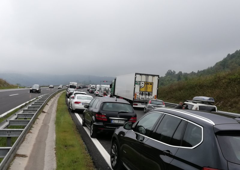 Zbog prevrnutog teretnog vozila obustavljen promet na DC1 u mjestu Broćanac