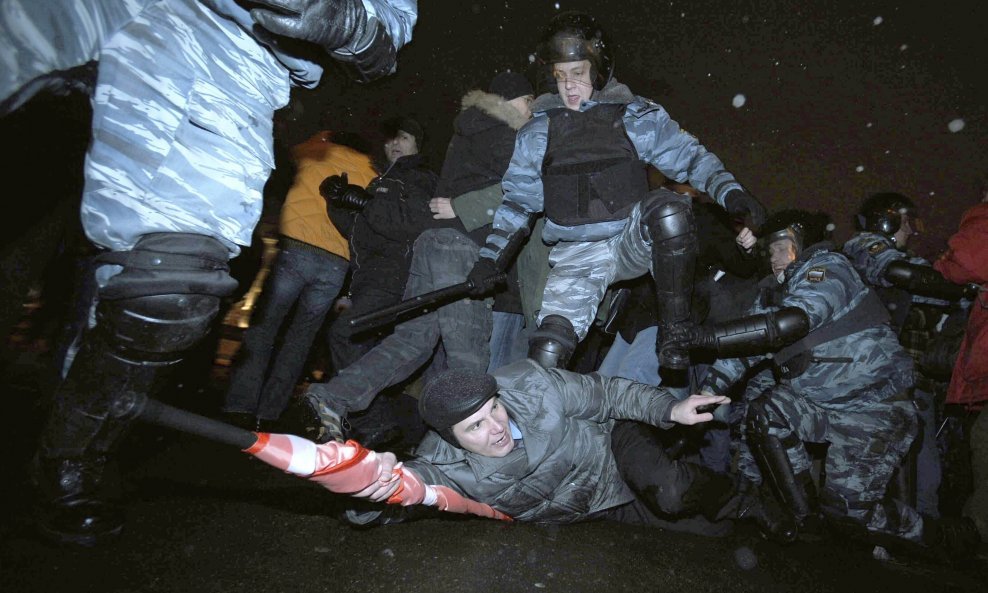 nemirna moskva, policija gazi prosvjednike