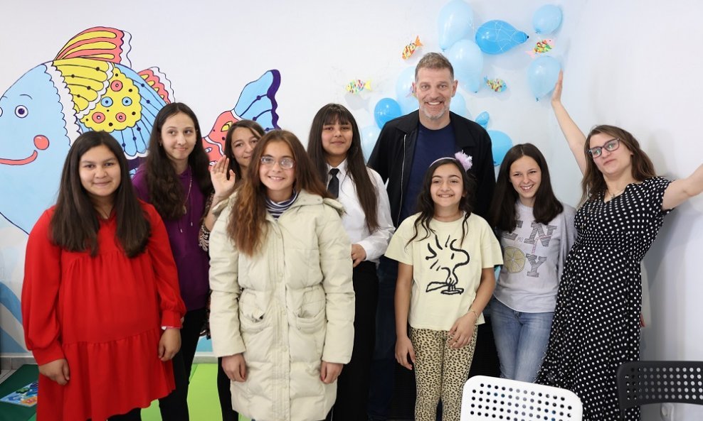 UNICEF-ov ambasador Slaven Bilić s djecom i članicom Lokalnog akcijskog tima u Centru igre