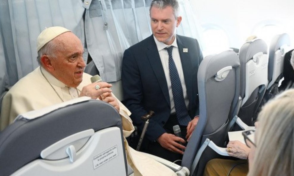 Papa Franjo u avionu na povratku iz Mađarske