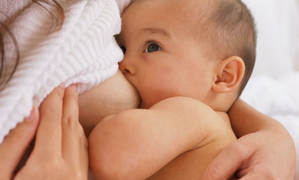 dojenje mama beba