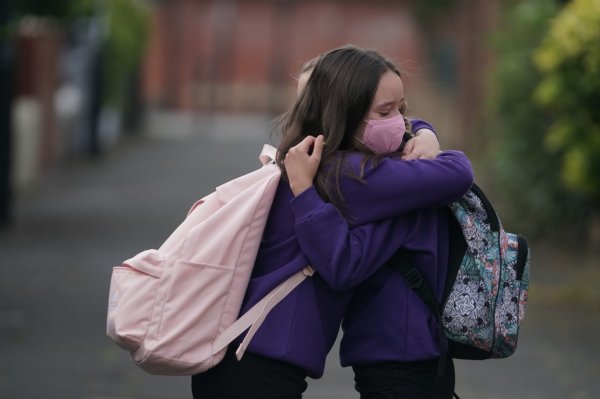Grljenje kakvim su se pozdravile dvije djevojčice prvog dana škole u Velikoj Britaniji nije poželjno ponašanje