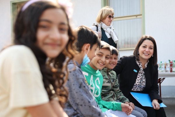Predstojnica Ureda UNICEF-a za Hrvatsku, Regina M. Castillo s djecom ispred Centra igre
