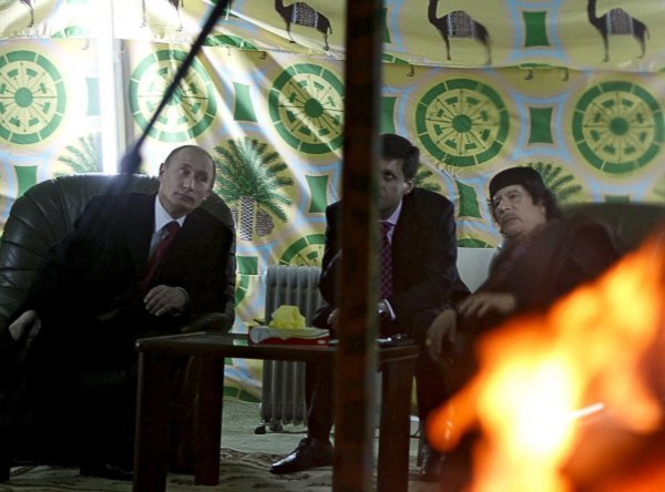 Vladimir Putin i Moamer al-Gadafi
