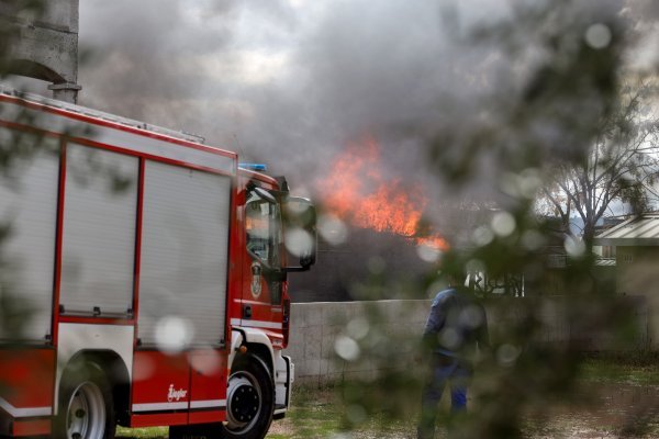 Zapalio se stan na Jarunu: Vatrogasci i hitna pomoć su na terenu
