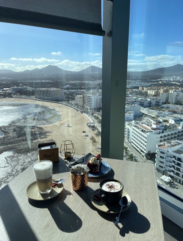 Kava s pogledom na grad Arrecife u Arrecife Gran Hotel & Spa